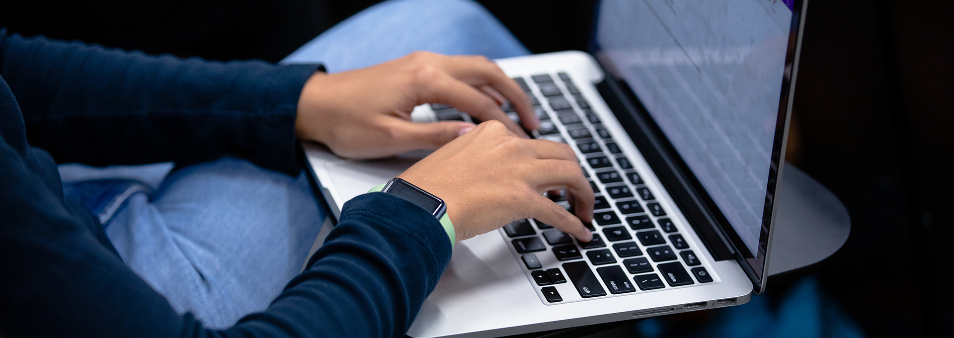 Laptop_ApplyNow_1920x680 person typing