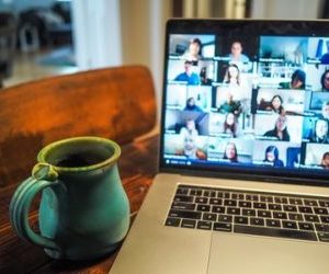 chris-montgomery-smgTvepind4-unsplash-S zoom meeting