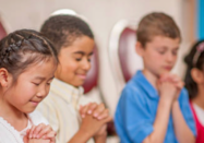 kids praying
